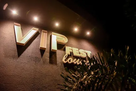 Fachada iluminada do Vip Fest Lounge