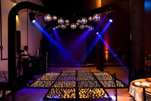 Pista iluminada em evento realizado no Vip Fest Lounge